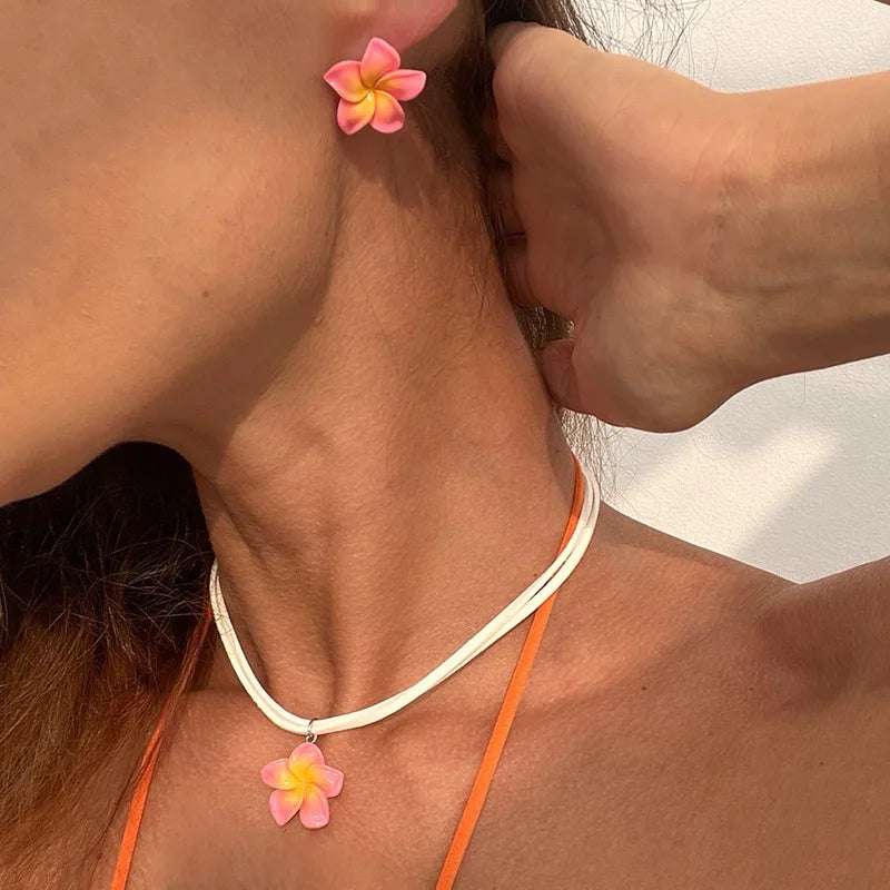 boucles doreilles tressées collier fleurs plumeria ensemble bijoux femmes moderne minimaliste blanc vert rose