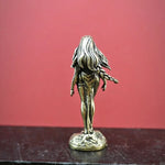 statue femme bronze doré relief détaillé longs cheveux robe drapée classique ornement décoration maison