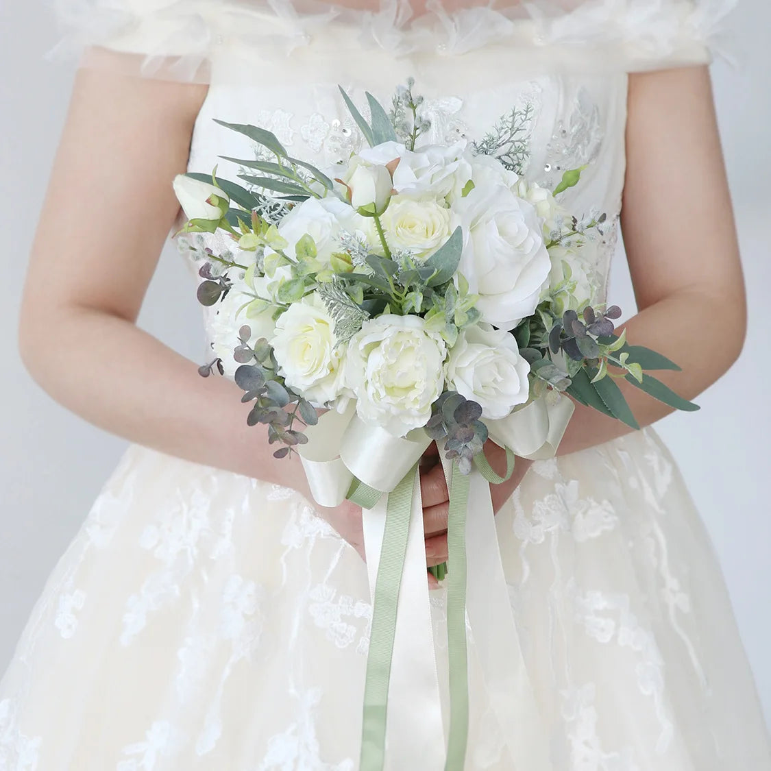 Bouquet de fleurs artificielles blanc ivoire détaillé montrant les pétales réalistes