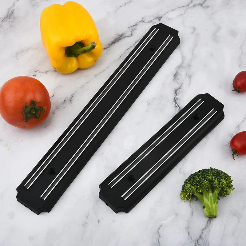 Porte-couteau magnétique blanc avec outils de cuisine rangés