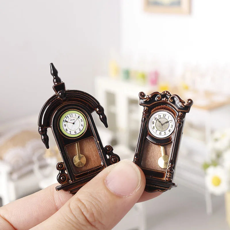 horloge murale classique vintage ornements sculptés pendule dorée cadran blanc chiffres noirs marron foncé