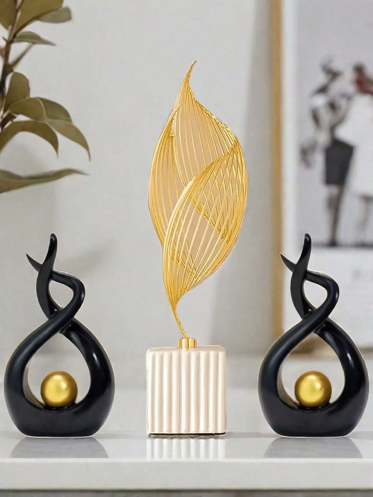 sculpture décorative moderne vase abstrait noir doré sphère intégrée minimaliste ornement intérieur