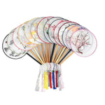 éventail traditionnel artisanal brodé fleurs oiseaux pompon poignée bois couleurs vivesbranches textiles soie bambou