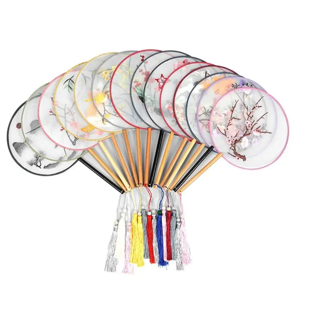 éventail traditionnel artisanal brodé fleurs oiseaux pompon poignée bois couleurs vivesbranches textiles soie bambou