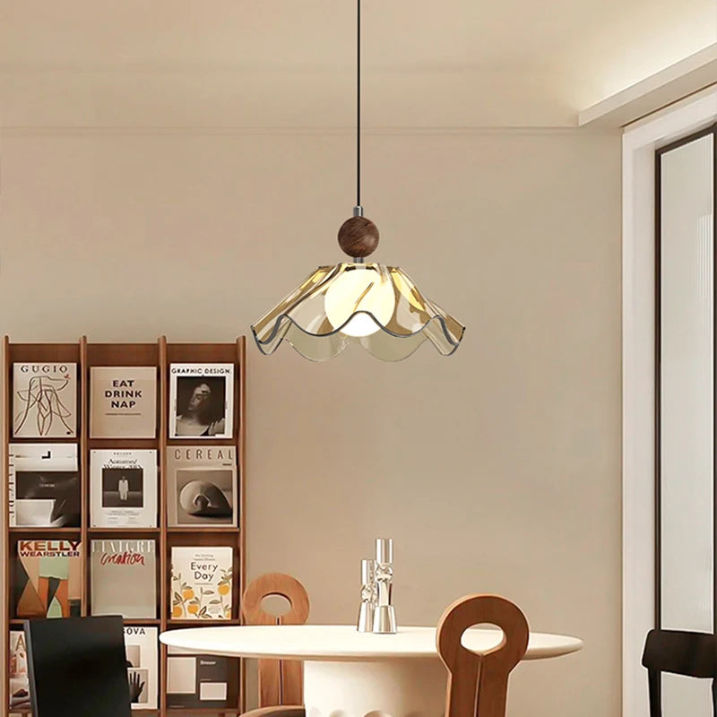 lampe suspendue moderne doré beige translucide texture ondulée motif floral câble noir réglable chambre