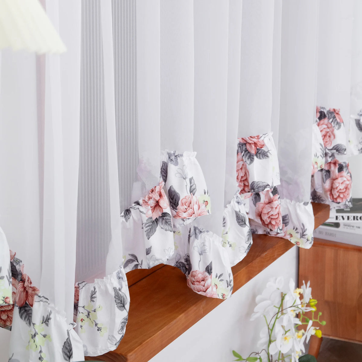 rideau floral fleurs roses feuilles vertes fond blanc translucide classique salon maison