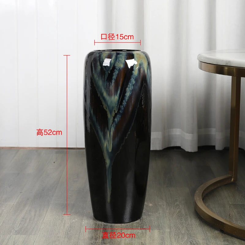 Magnifique vase décoratif en céramique de style contemporain, aux couleurs sombres et profondes, mesurant 52 cm de haut et 20 cm de diamètre à la base.