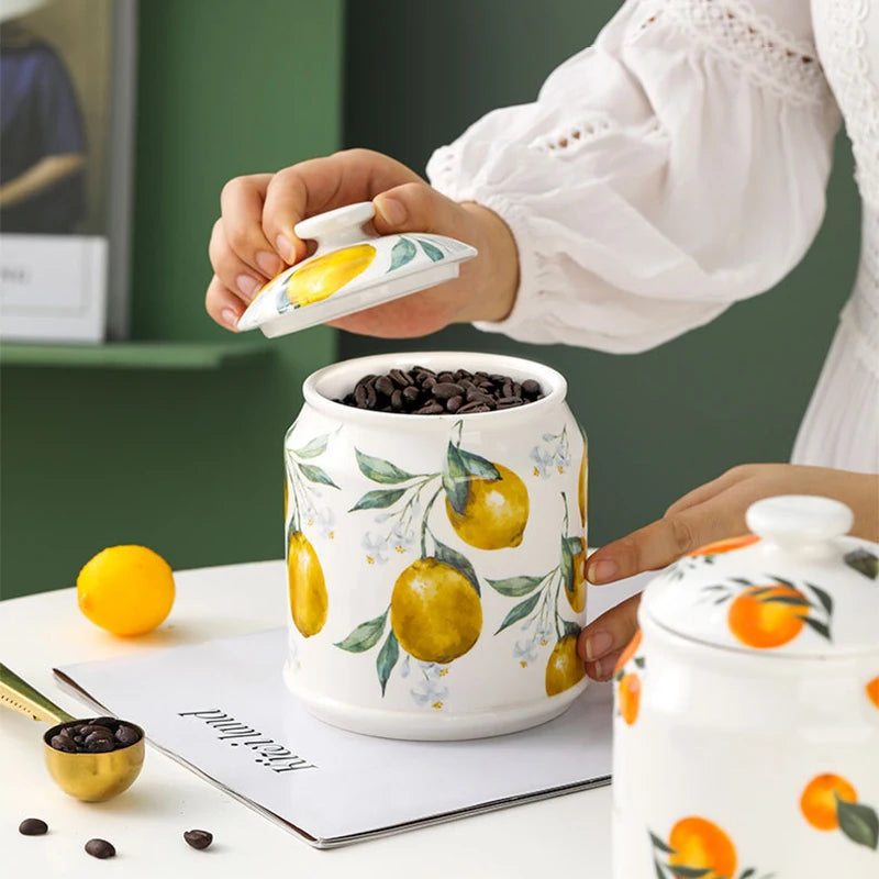 Un récipient blanc décoré de citrons jaunes est rempli de grains de café torréfiés, évoquant les arômes et les textures d'une boisson corsée et revigorante.