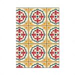 Motif ornemental symétrique de fleurs stylisées dans des tons chauds de rouge, d'ocre et de bleu, formant un design unique et décoratif.