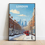 Cette image représente une scène de Londres, ville du Royaume-Uni, avec des bâtiments historiques, des bus rouges caractéristiques et des gratte-ciels modernes à l'arrière-plan, dans un style de dessin animé stylisé.