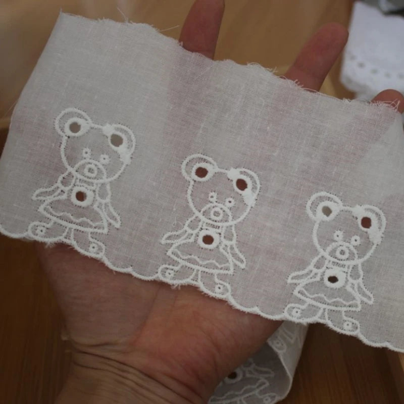 dentelle coton ours blanc motif noeud bordure dentelée ruban texturé semi transparent enfantin