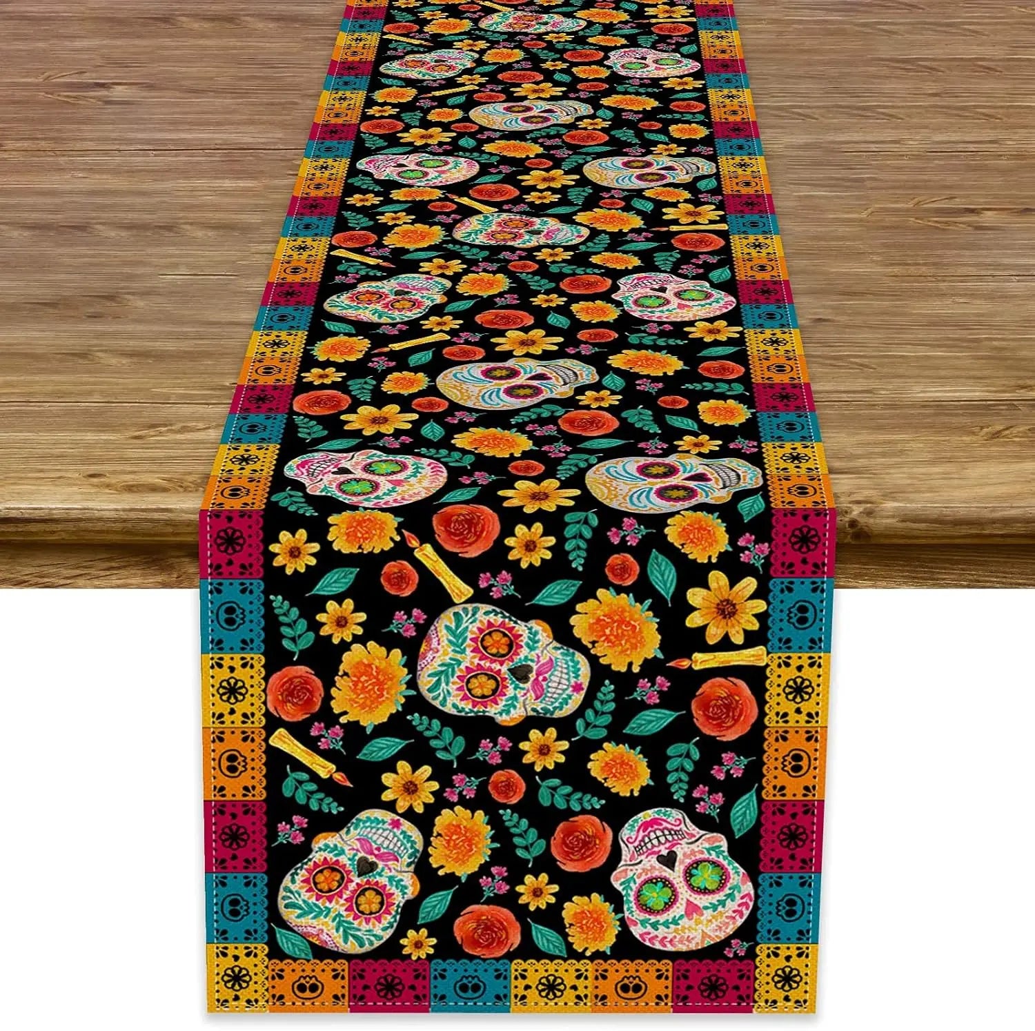 Un chemin de table aux couleurs vives et joyeux, orné de motifs floraux variés, de crânes d'une symbolique festive, créant une ambiance chaleureuse et festive.