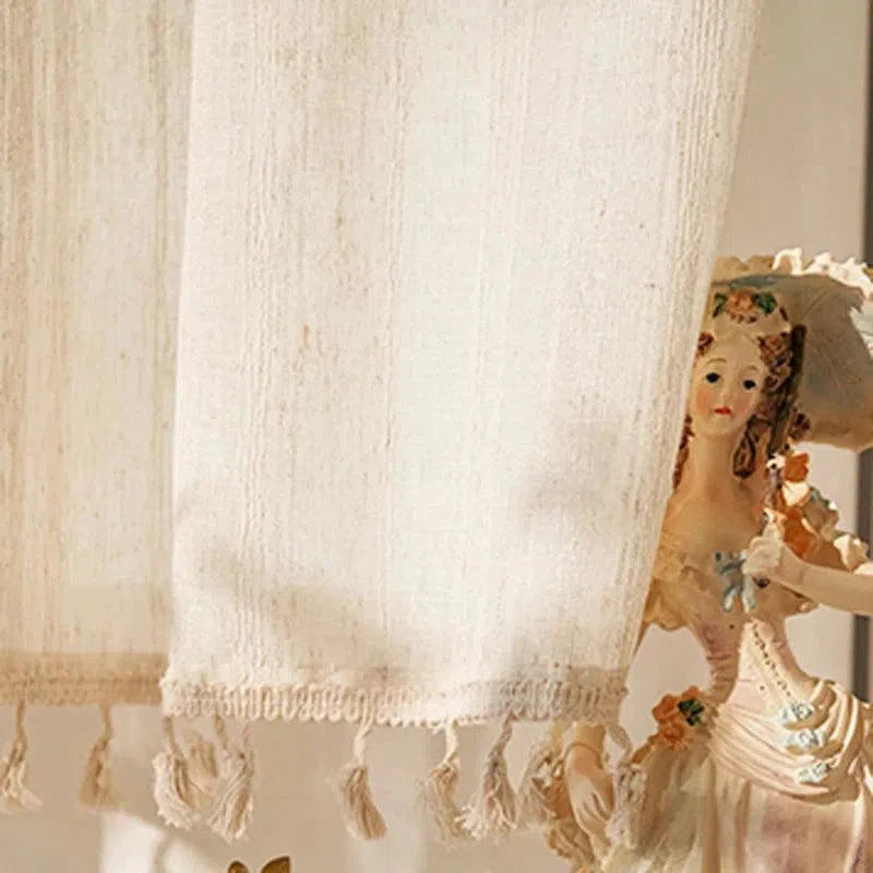 Voilage blanc avec franges décoratives, idéal pour une ambiance bohème et raffinée. Légèrement translucide, ce rideau apporte une touche d'élégance à votre espace intérieur tout en préservant l'intimité. Parfait pour les salons, chambres à coucher ou salles à manger, il crée une atmosphère chaleureuse et accueillante.
