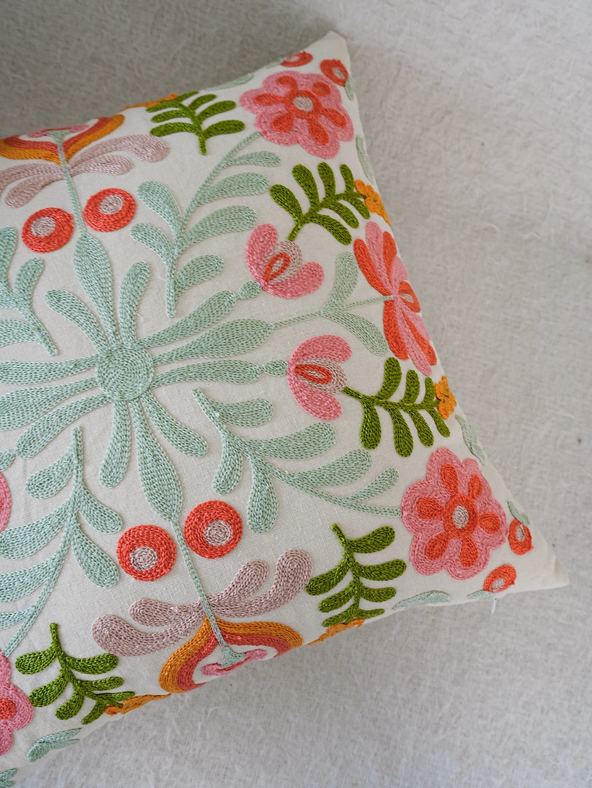 housse coussin brodé motif floral fleurs colorées polyester carré décoratif