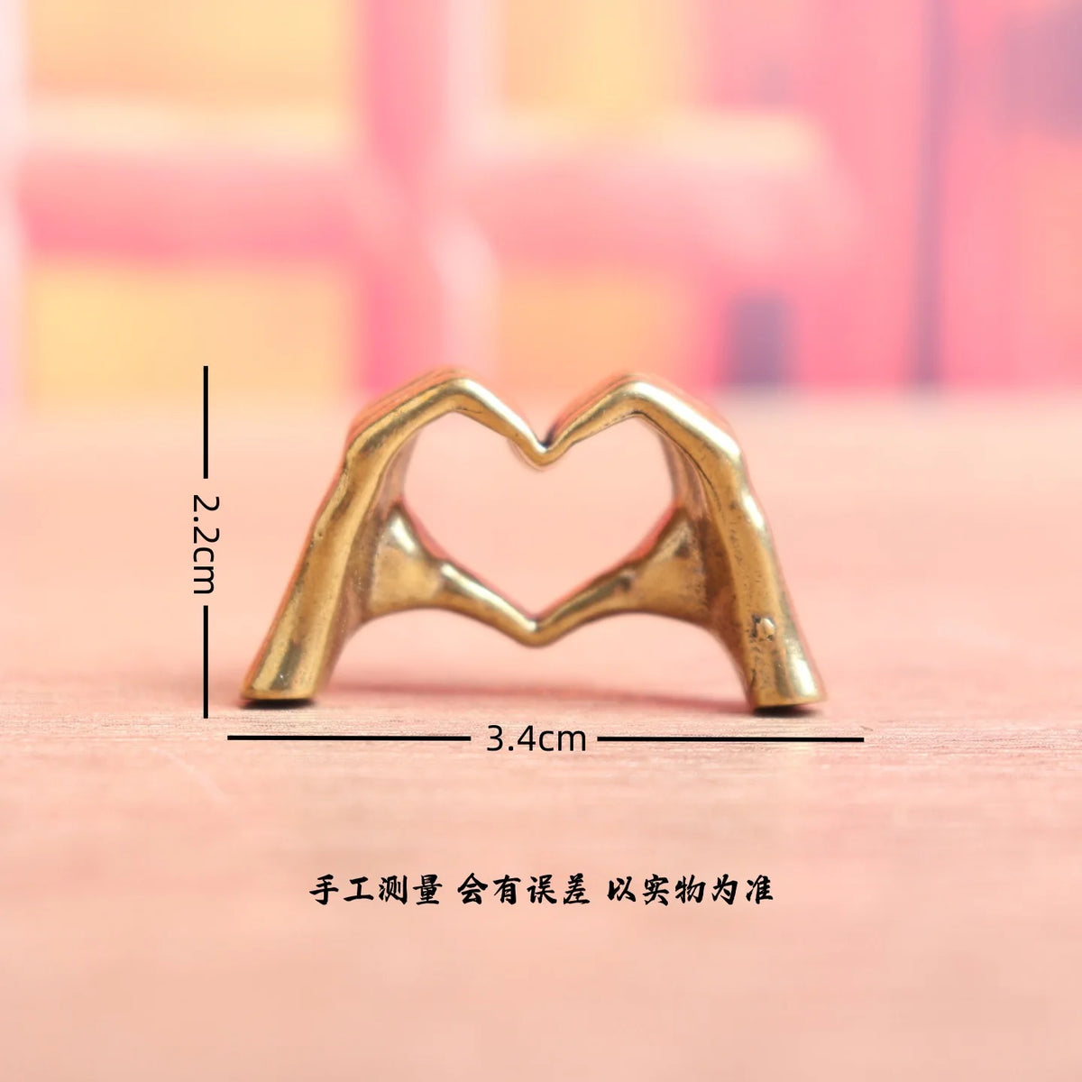 ornement decoratif main coeur bronze texture artisanale decor symboliqueintérieur chambre