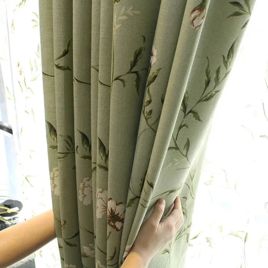 rideau vert clair motif fleurs feuilles opacité fenêtre maison pastorale