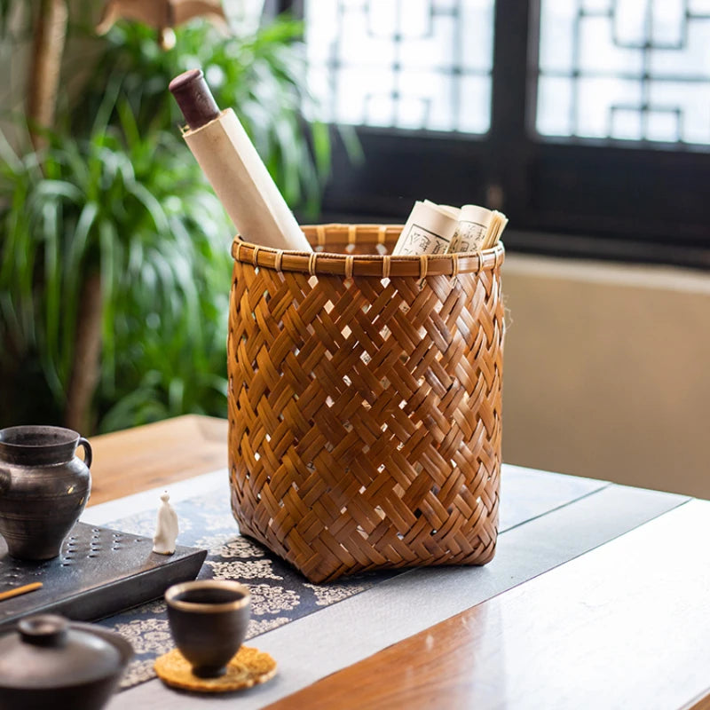 panier tressé marron clair rangement maison fleurs décor objets divers théière tasse papier rouleaux