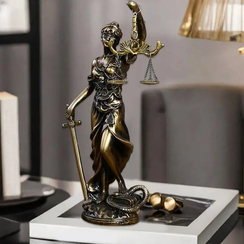 statue dorée déesse justice époque classique résine détails sculpturaux balance épée serpent décoration maison