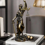 statue dorée déesse justice époque classique résine détails sculpturaux balance épée serpent décoration maison