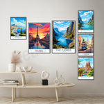 Des affiches de destinations de voyage emblématiques, notamment Monaco, Paris, les fjords norvégiens, Lisbonne et Barcelone, ornent les murs, créant une atmosphère d'exploration et d'inspiration pour les voyages.