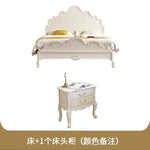 lit blanc classique ornements sculptés motifs floraux tête lit chevet coussins draps oreillers tapis
