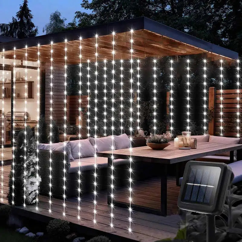 guirlande lumineuse solaire jaune rideau blanc extérieur decoration pergola arbres fleurs