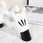 support bijoux main stylisée coeurs blancs résine noire moderne anneaux dorés decoration house