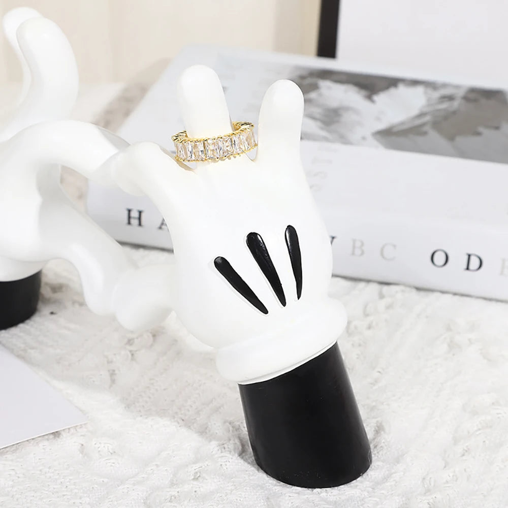 support bijoux main stylisée coeurs blancs résine noire moderne anneaux dorés decoration house
