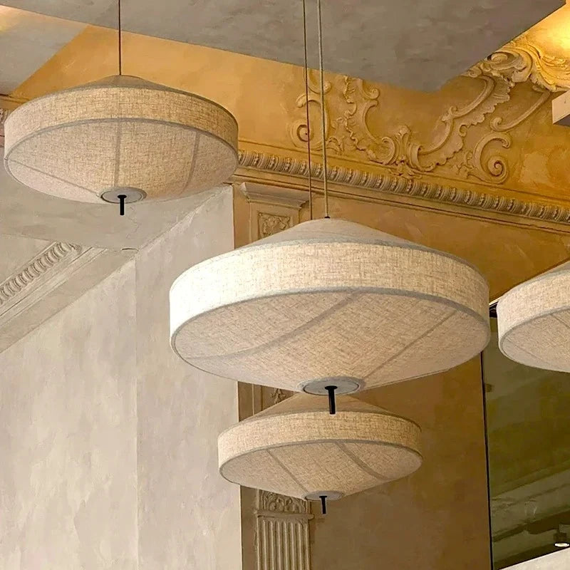 Suspension lumineuse moderne tissu toile lin beige gris clair minimaliste salon restaurant chambre