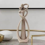 sculpture couple enlacé résine beige or moderne décoration intérieure nordique abstraite minimaliste table salon