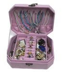 boîte bijoux velours classique compartiments multiples couleurs variées opaques boucles métalliques