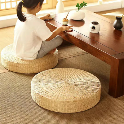 Pouf rond en paille naturelle tissé à la main style japonais sur sol en bois