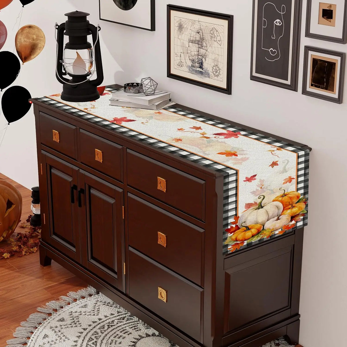 Meuble de rangement décoré de motifs automnaux, avec des tiroirs et des portes qui contrastent avec les formes géométriques des objets décoratifs.