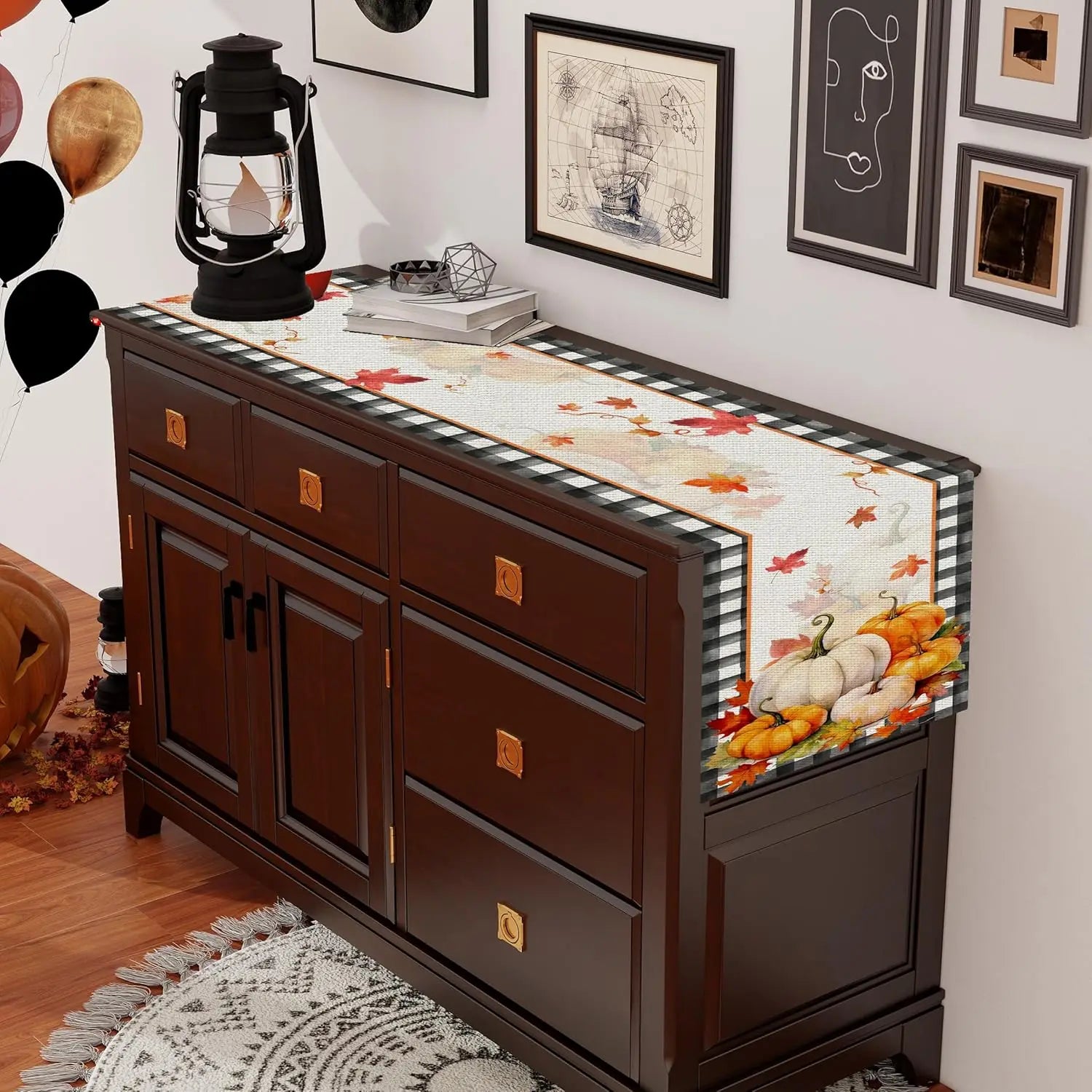 Meuble de rangement décoré de motifs automnaux, avec des tiroirs et des portes qui contrastent avec les formes géométriques des objets décoratifs.