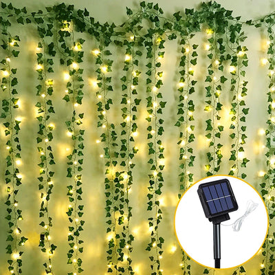 Guirlande lumineuse solaire en rotin illuminant un jardin la nuit