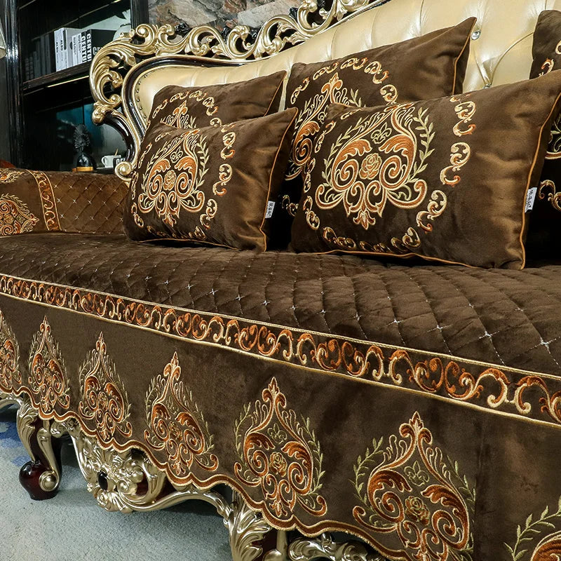 Canapé décoratif avec un design ornementé de motifs floraux élégants, associant des teintes de brun somptueux et des touches dorées, créant une atmosphère luxueuse et sophistiquée.