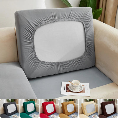Housse de coussin extensible grenat sur canapé salon