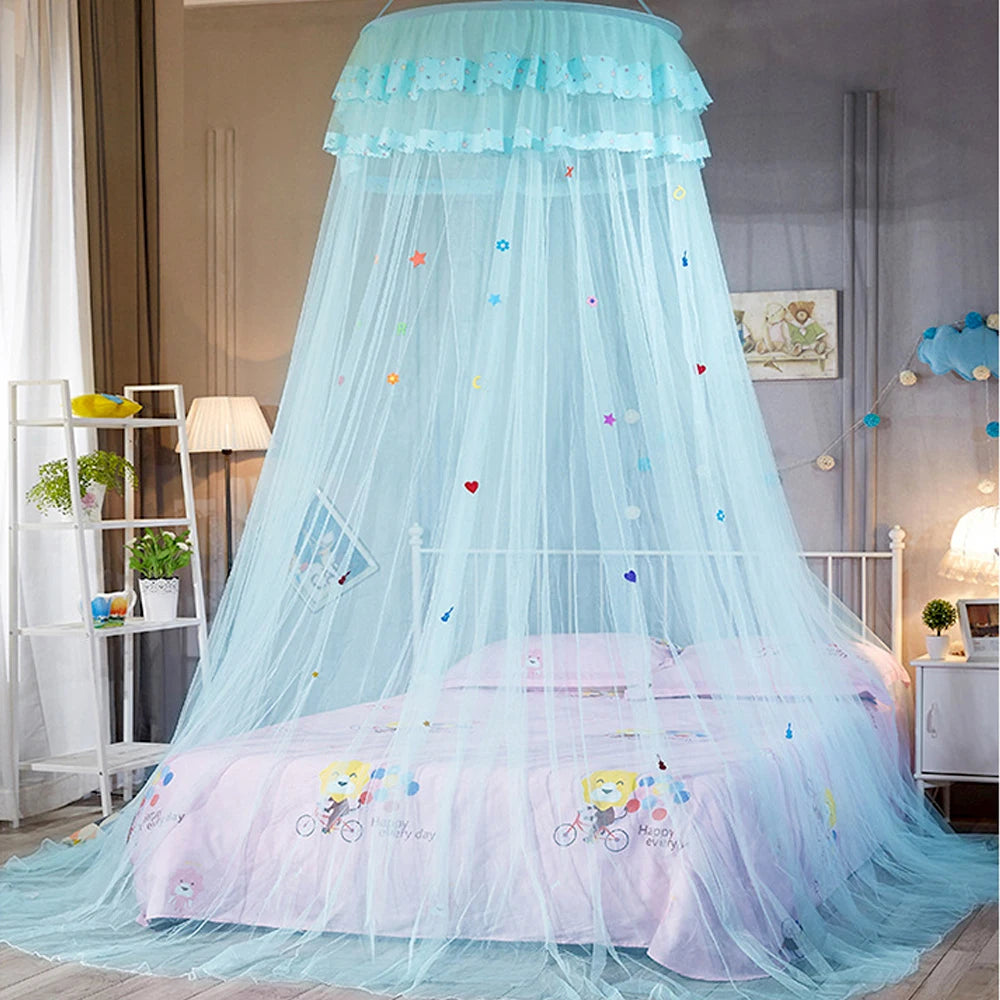 rideau lit enfant transparent étoiles colorées bordure dentelée rose bleu jaune suspendu chambre magique