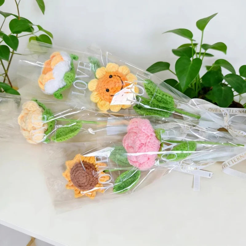 bouquet fleurs tricotées rouge jaune rose vert blanc anniversaire mariage décoration intérieure artisanal creative