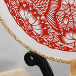 éventail artisanal traditionnel motifs floraux géométriques poignée bois pompon rouge soie tissée opacité festive
