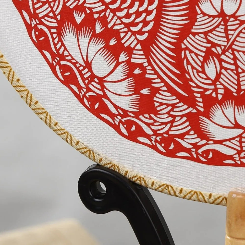 éventail artisanal traditionnel motifs floraux géométriques poignée bois pompon rouge soie tissée opacité festive