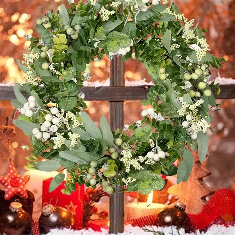couronne noël vertes feuilles blanches rouges traditionnelle intérieure ornement porte cadeau pendaison crémaillère