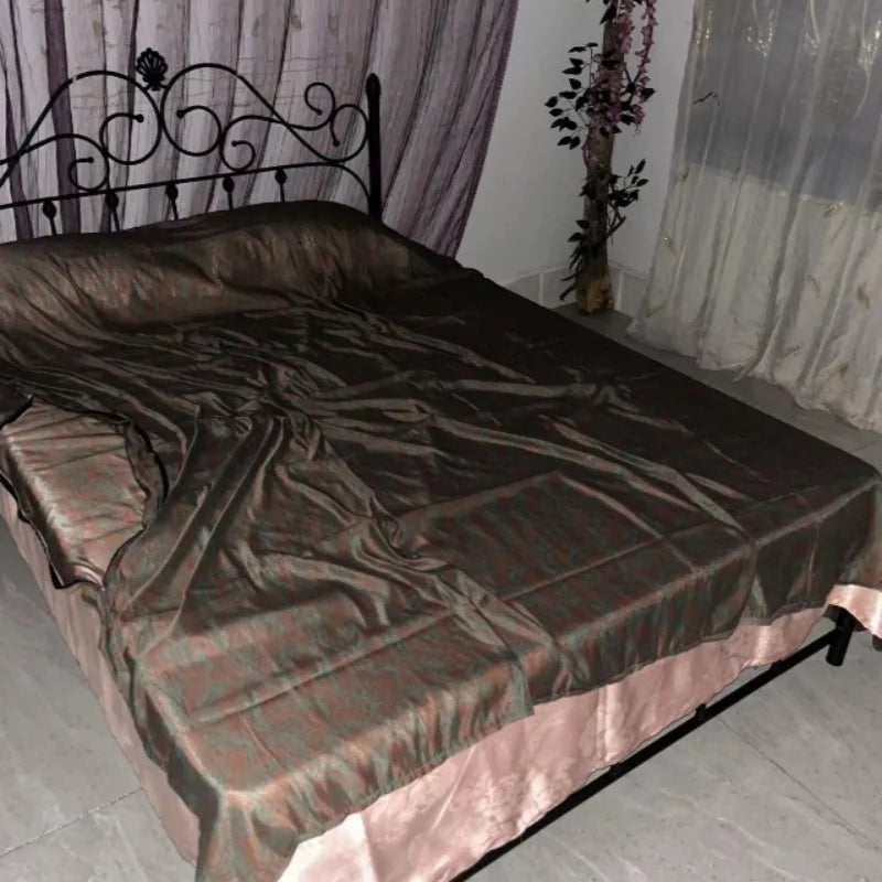 couverture lit floral rose violet marron semi transparent satinée décoration romantique oreillers assortis aspect