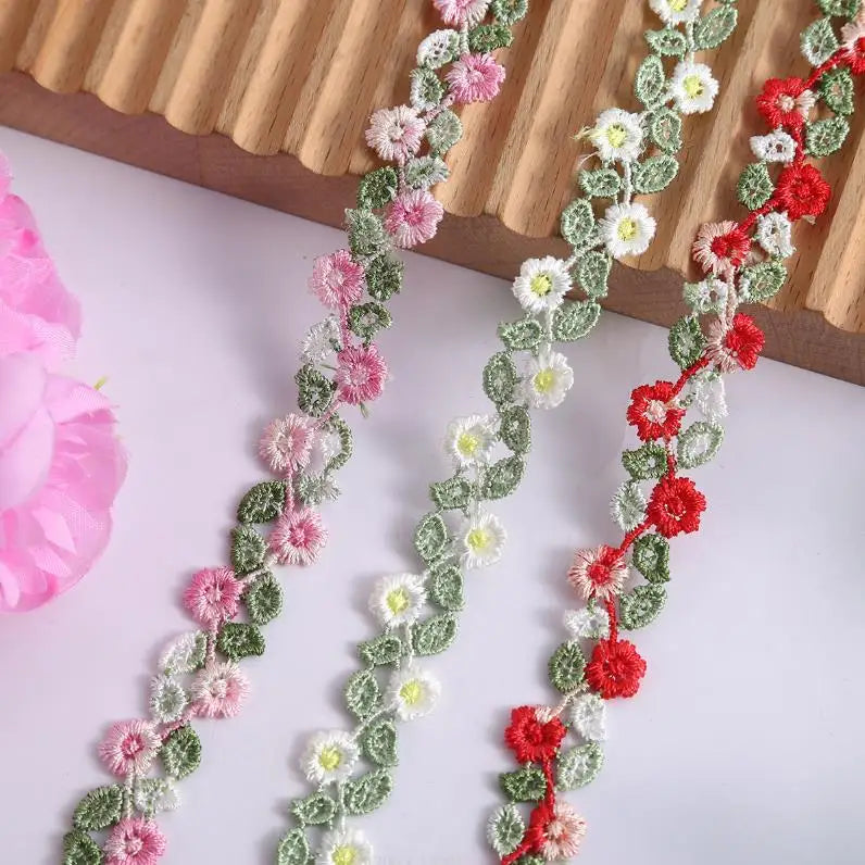 ruban decoratif brode fleurs feuilles vert clair rose pâle rouge 100 polyester largeur 1.5cm