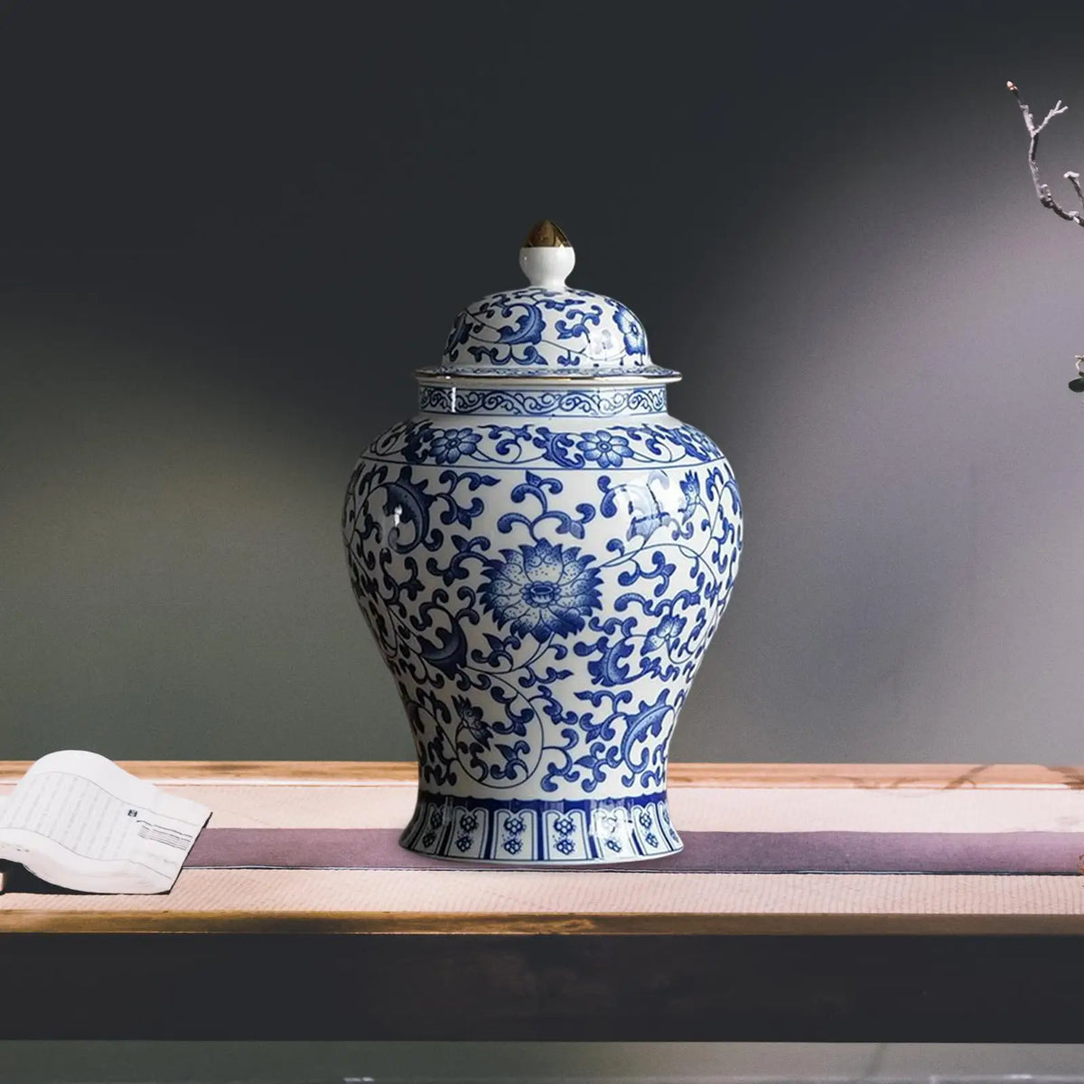 vase bleu blanc pot épices céramique couvercle poignée ornements floraux classiques