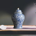 vase bleu blanc pot épices céramique couvercle poignée ornements floraux classiques