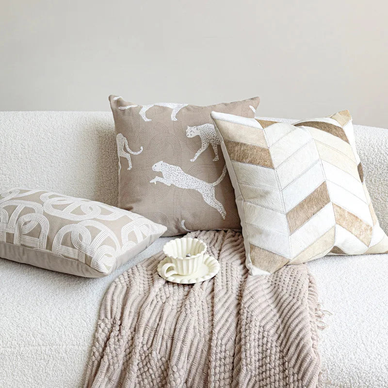 housse coussin carré motif léopard géométrique zigzag texture bouclée moderne polyester