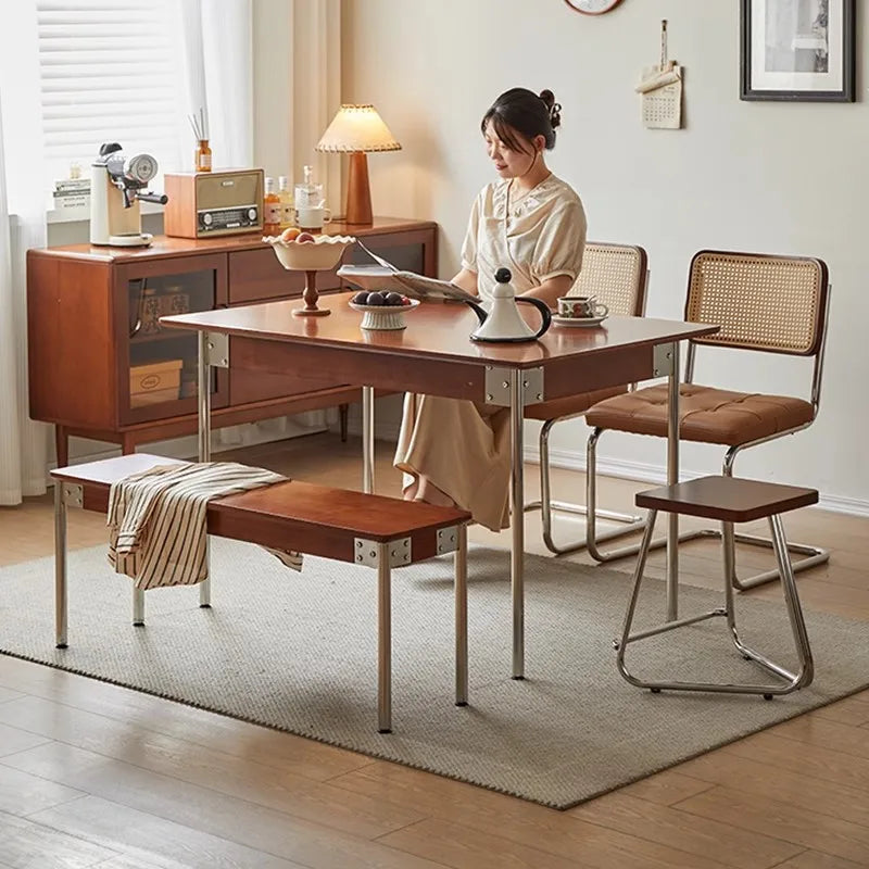 table manger rectangulaire bois foncé chaises osier tressé bancs assortis meuble bas vitré déco