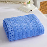 couverture coton bleu gris rose moderne plaid motifs carrés bordure texturée été hiver portable