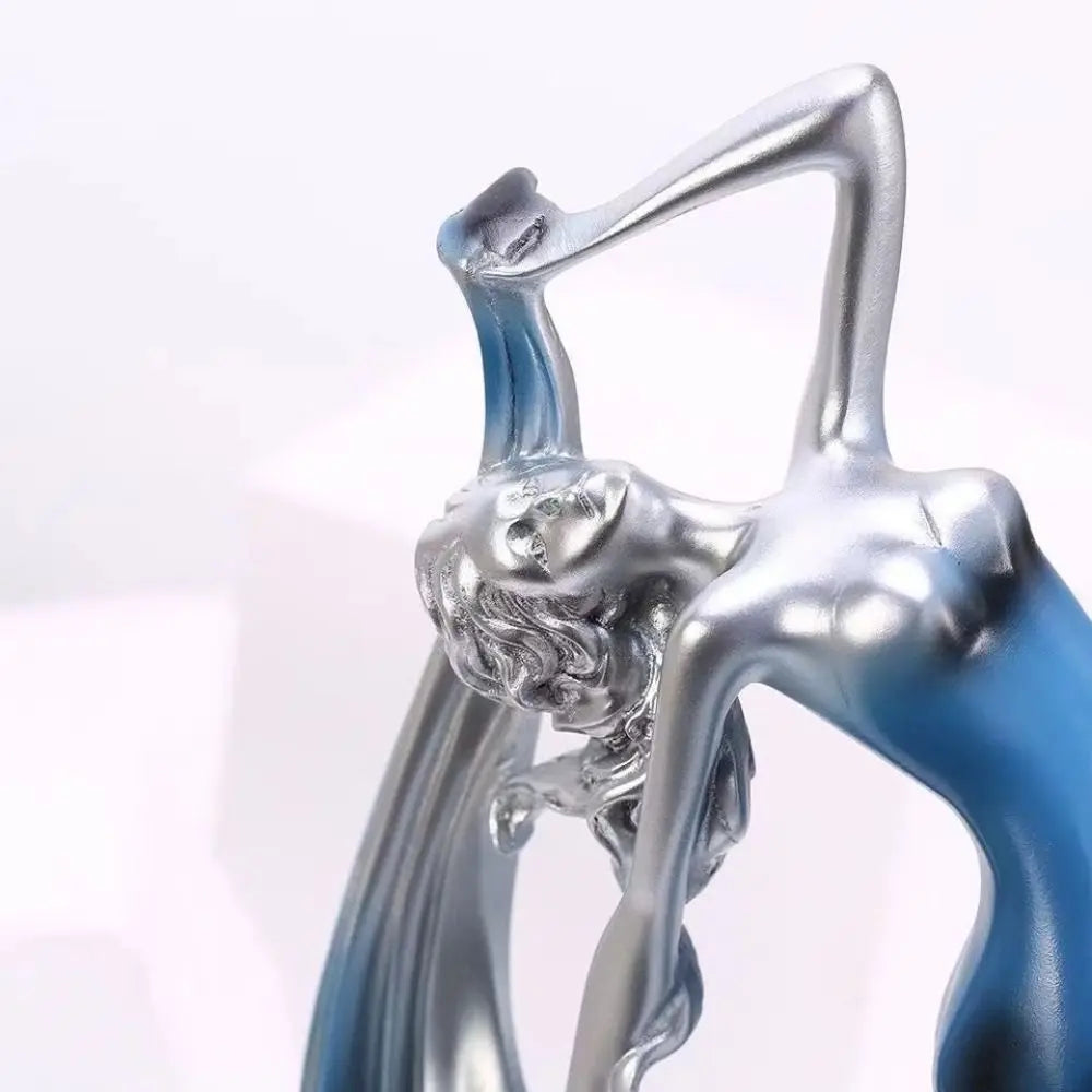 statue moderne femme mouvement argenté doré bleu lisse brillante base noire abstraite